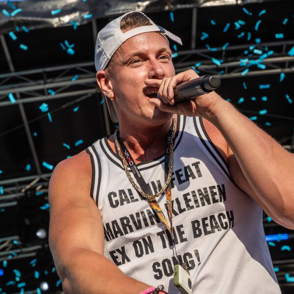 calvin-kleinen-kuenstler-buchen-partyschlager